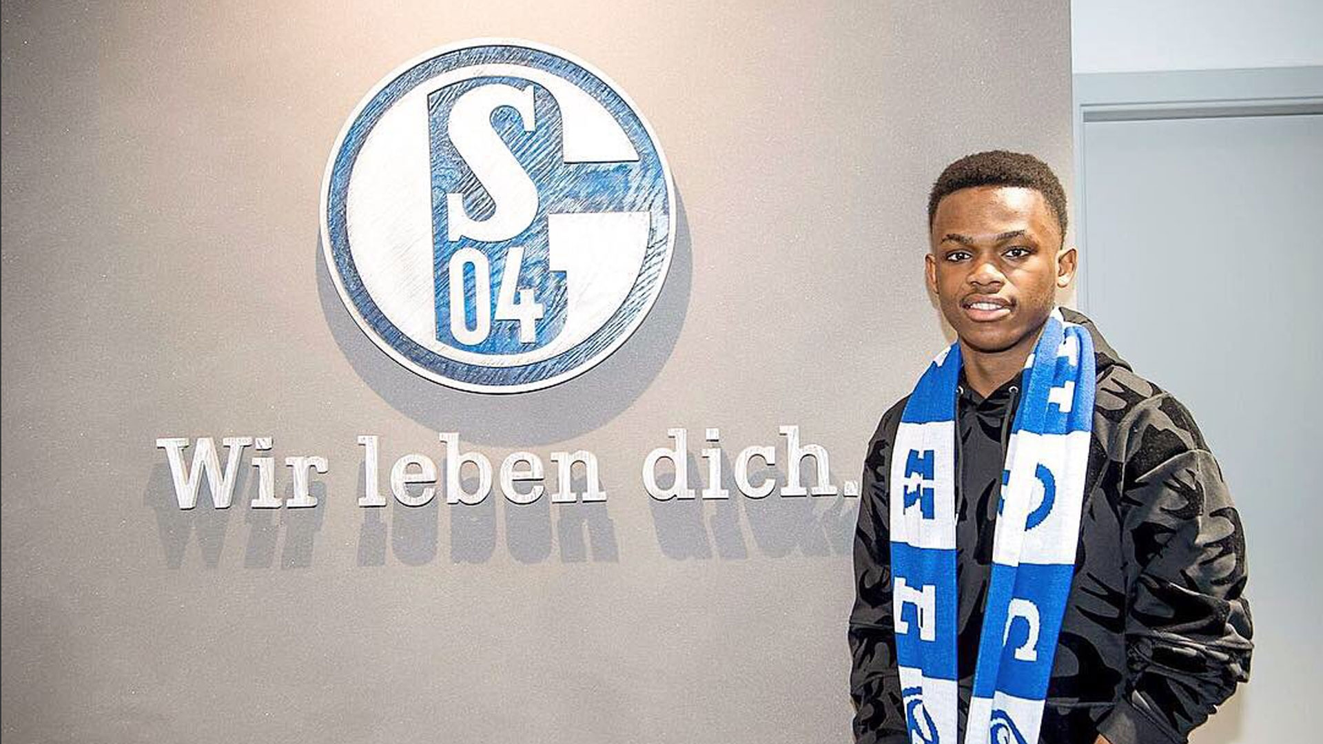 他在赛后采 他在赛后采